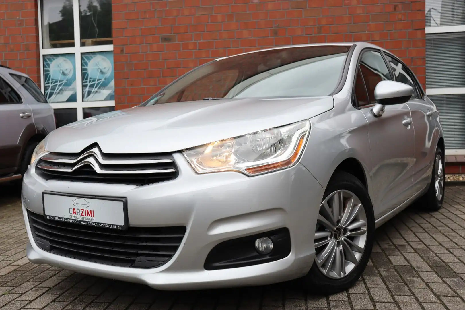 Citroen C4 Lim. 1.6 HDi Tendance Klima Navi TÜV Neu Silber - 1