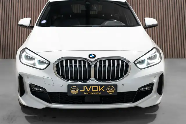 BMW 1 Series view 4