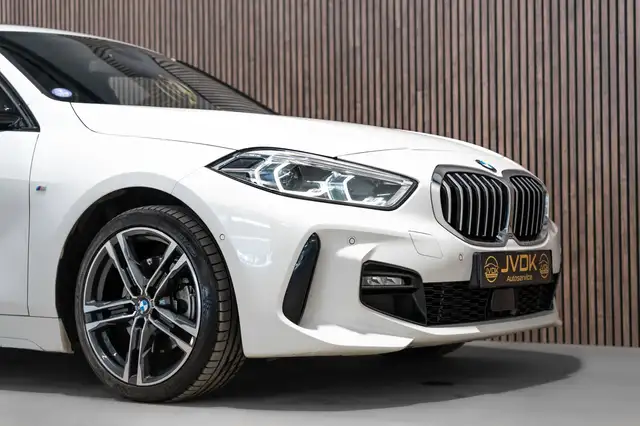 BMW 1 Series view 5