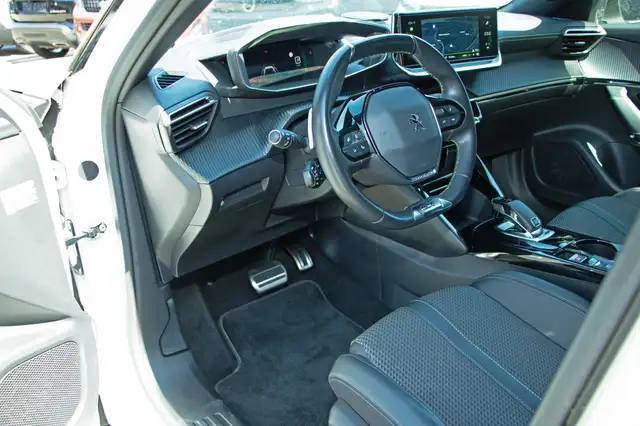 Peugeot 2008 view 8