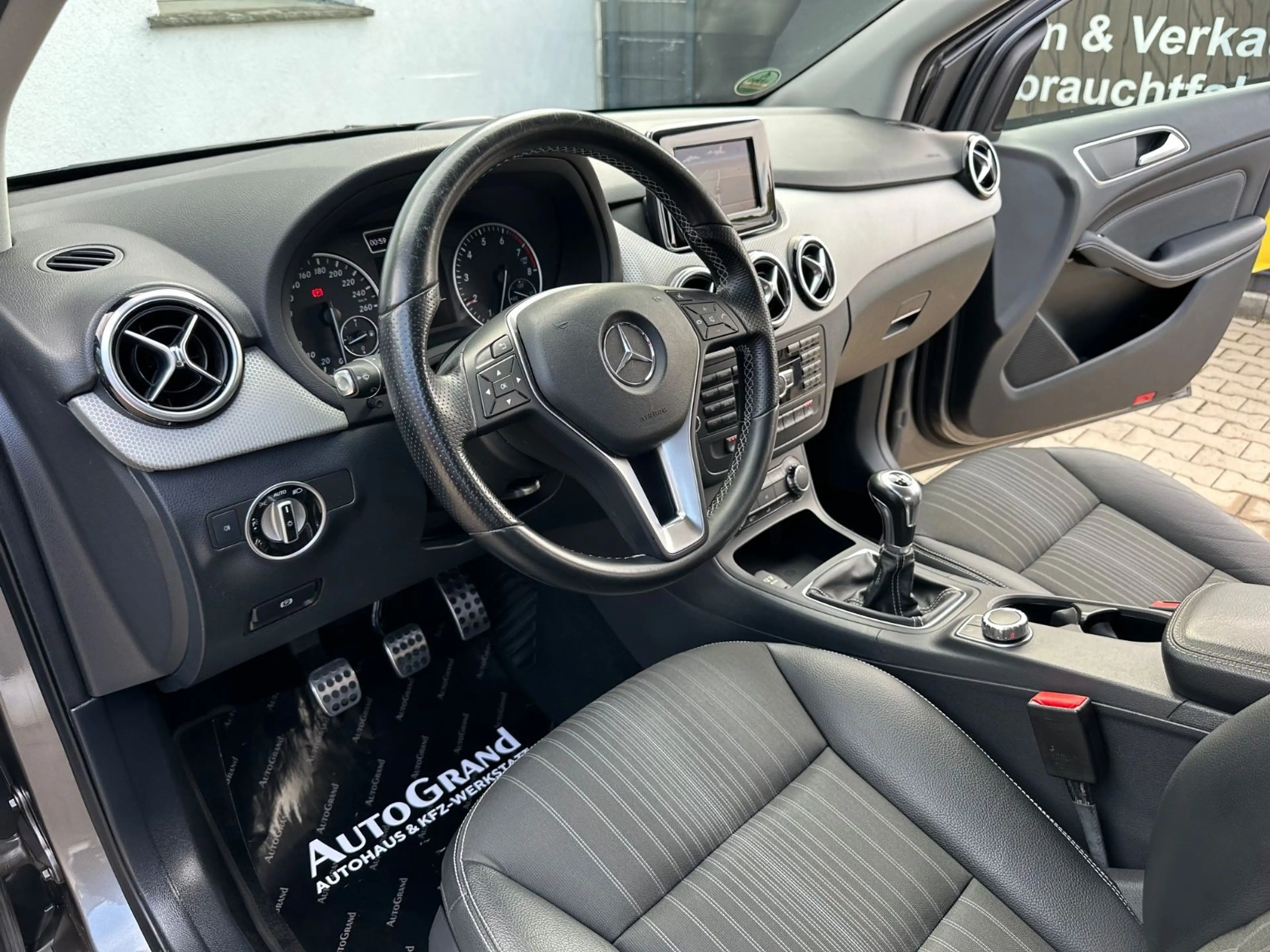 Mercedes-Benz B 180 1HAND*LED*LEDER*NAVI*SZH*FULL INSPEKTION — photo 11