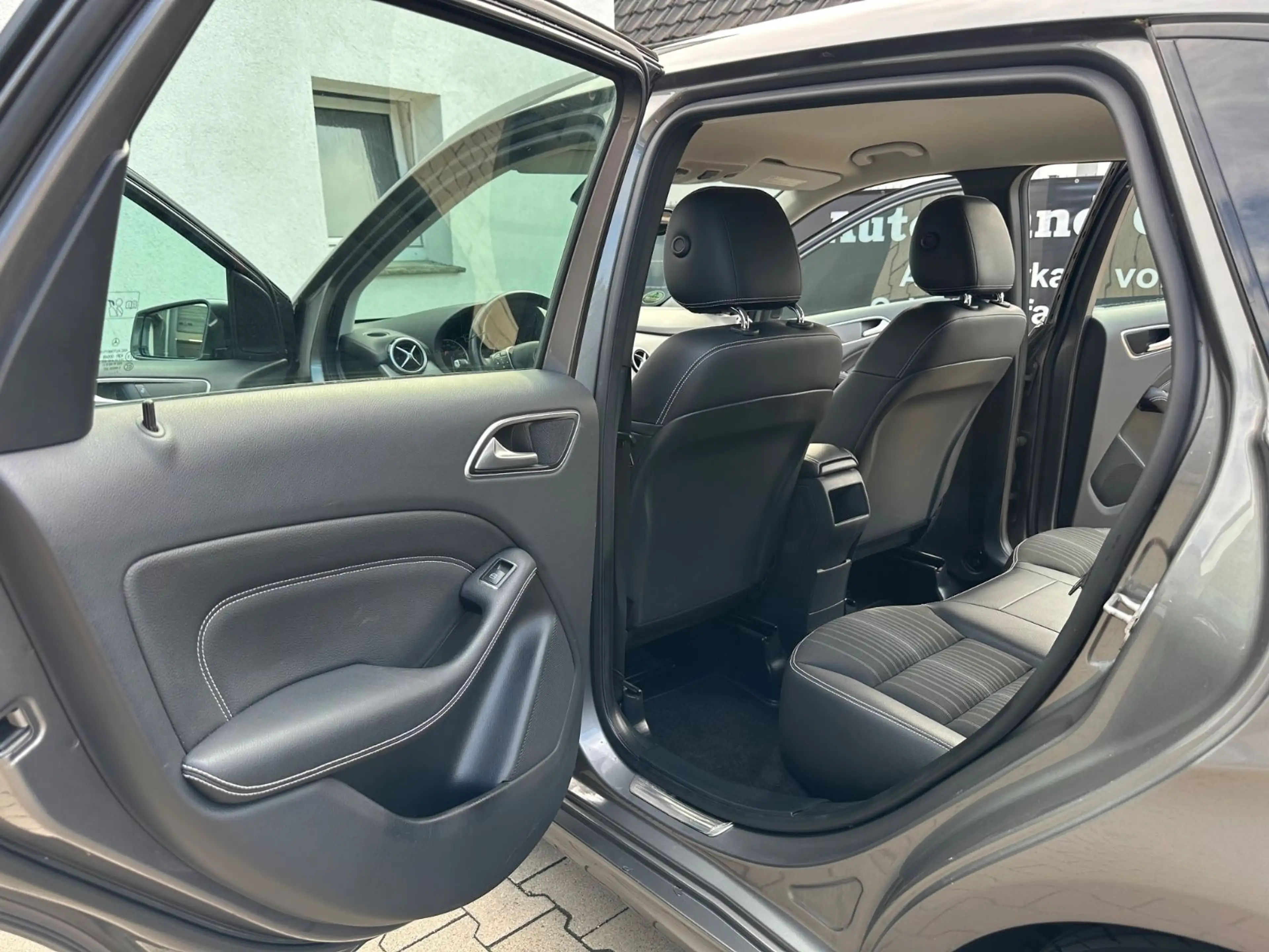 Mercedes-Benz B 180 1HAND*LED*LEDER*NAVI*SZH*FULL INSPEKTION — photo 13