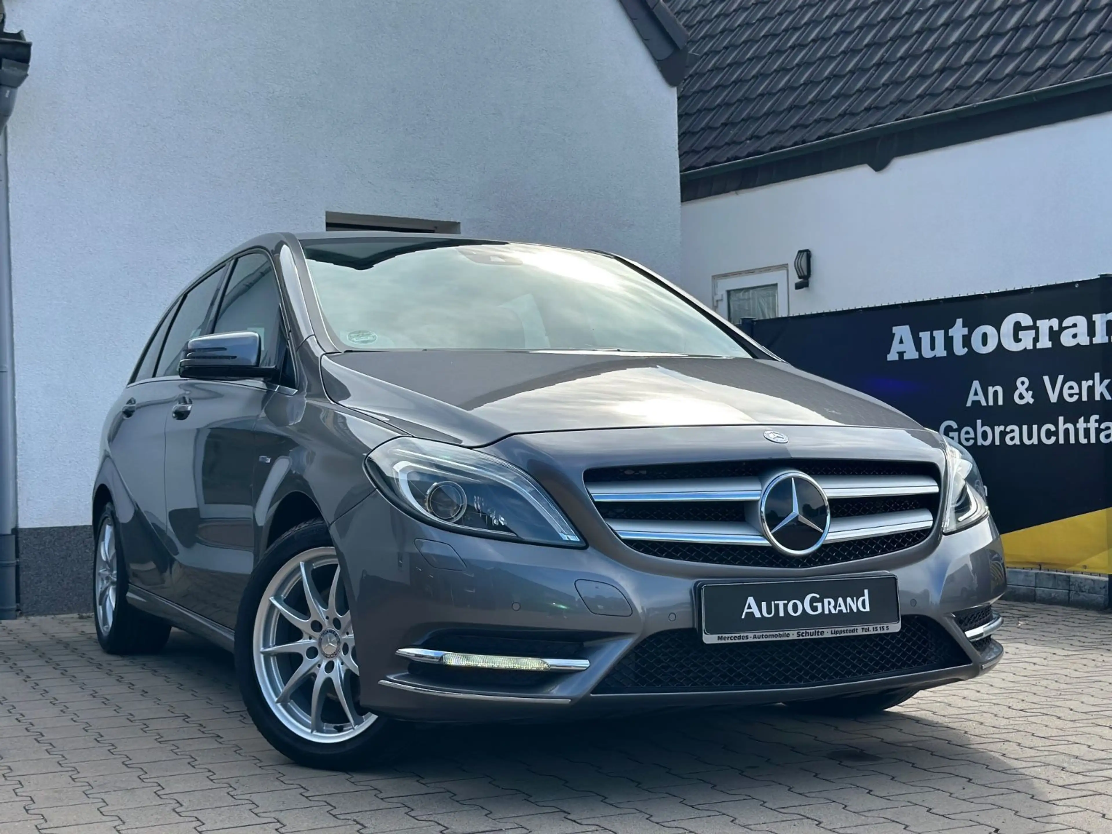 Mercedes-Benz B 180 1HAND*LED*LEDER*NAVI*SZH*FULL INSPEKTION