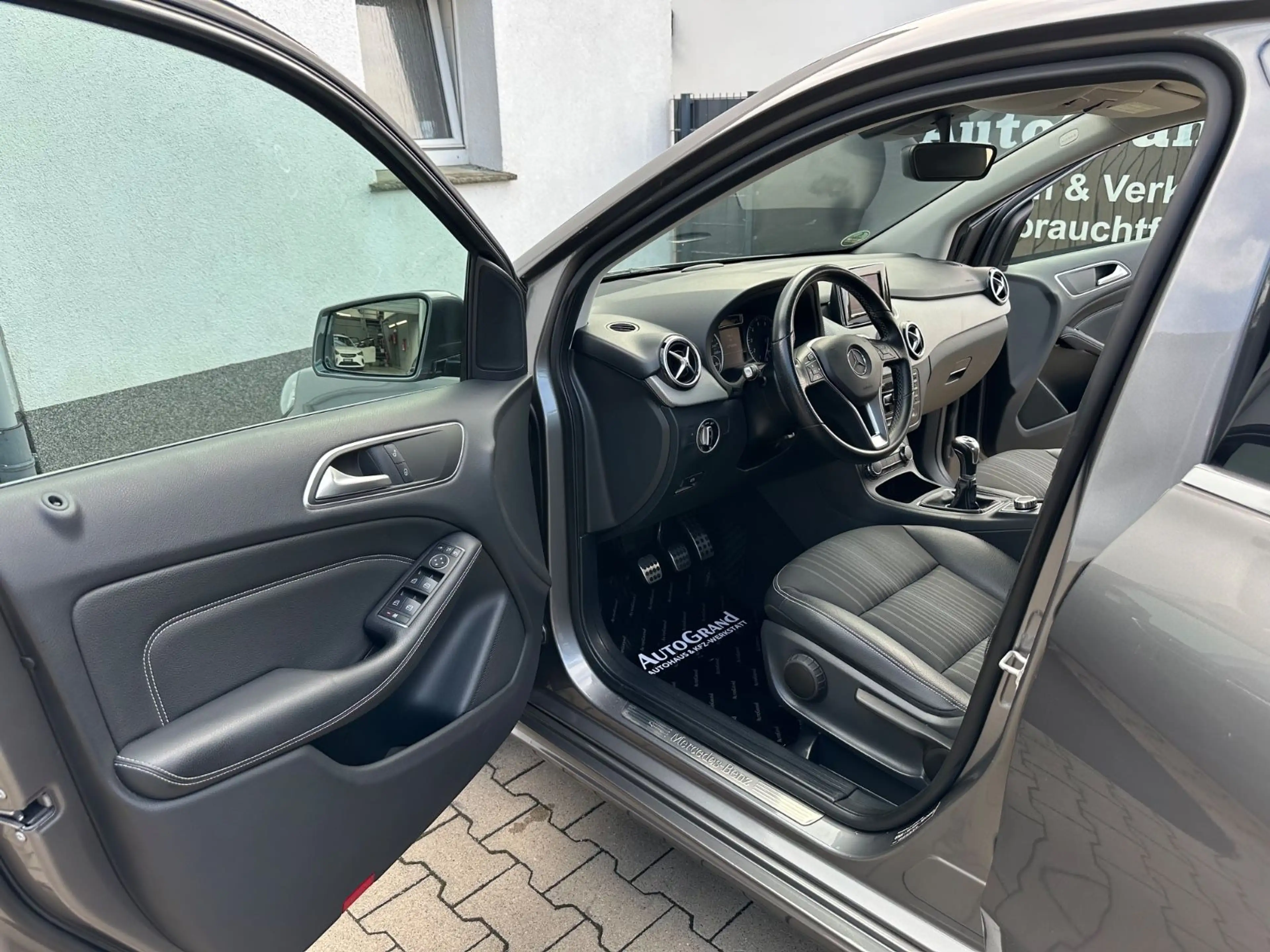 Mercedes-Benz B 180 1HAND*LED*LEDER*NAVI*SZH*FULL INSPEKTION — photo 10