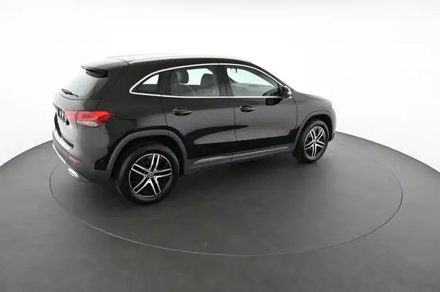 Mercedes-Benz GLA view 4