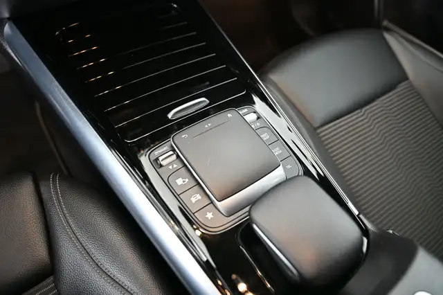 Mercedes-Benz GLA view 25