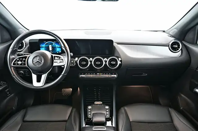 Mercedes-Benz GLA view 17