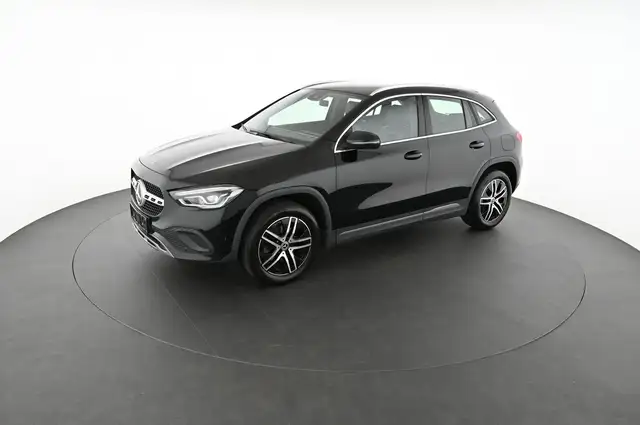 Mercedes-Benz GLA view 3