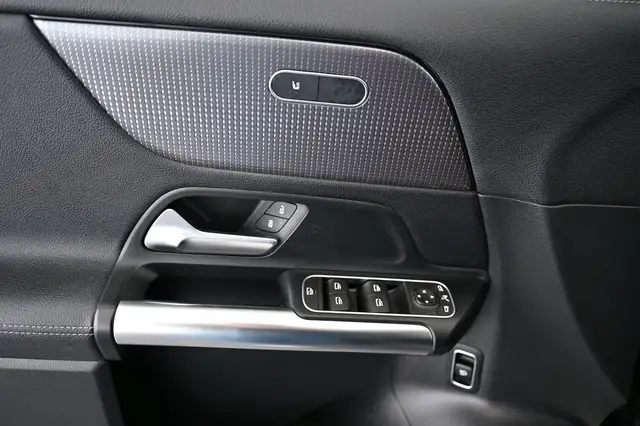 Mercedes-Benz GLA view 28