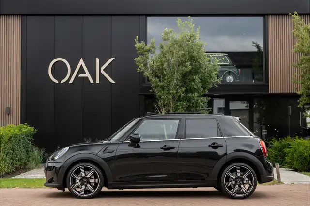 MINI Cooper 5-Deurs 1.5 Aut. | Navi | Panorama | Chester Leder