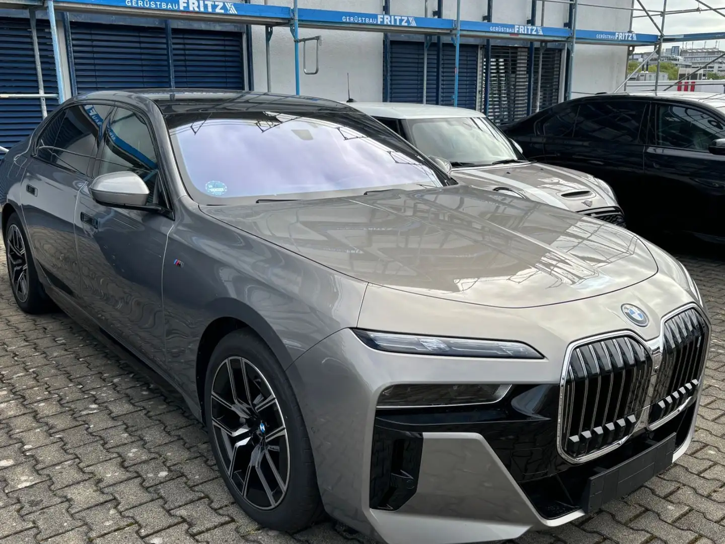 BMW 740 d xDrive MSport Cinema+Skydach Iconic AHK Gris - 1