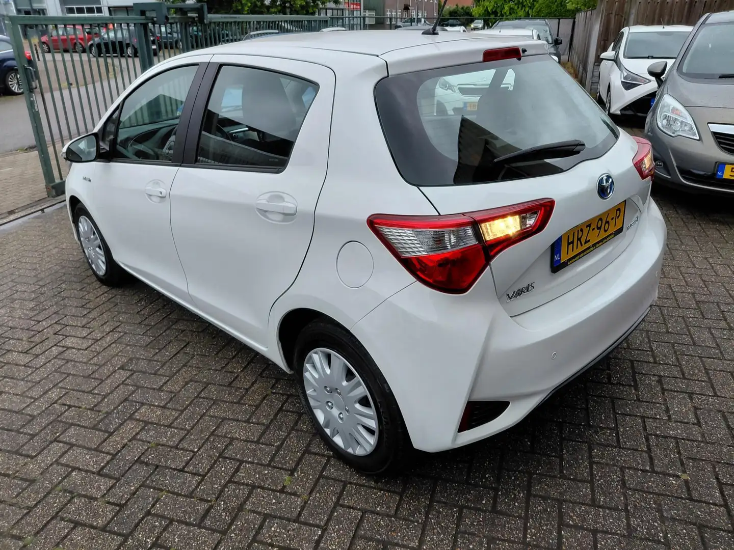 Toyota Yaris 1.5 Hybrid Active Bílá - 2