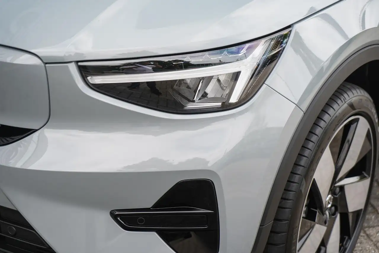 Volvo EX40 2026
