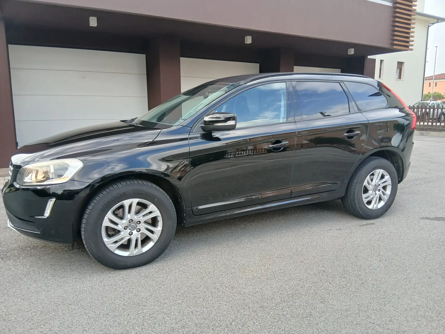 Volvo XC60 2.0 d3 Momentum 136cv geartronic a € 185 Nero - 2