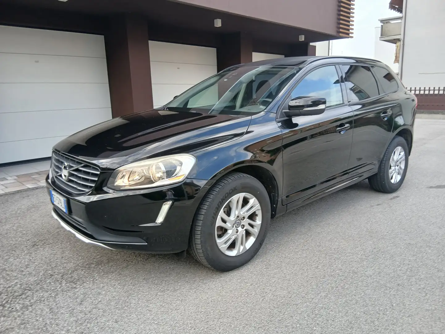 Volvo XC60 2.0 d3 Momentum 136cv geartronic a € 185 Nero - 1