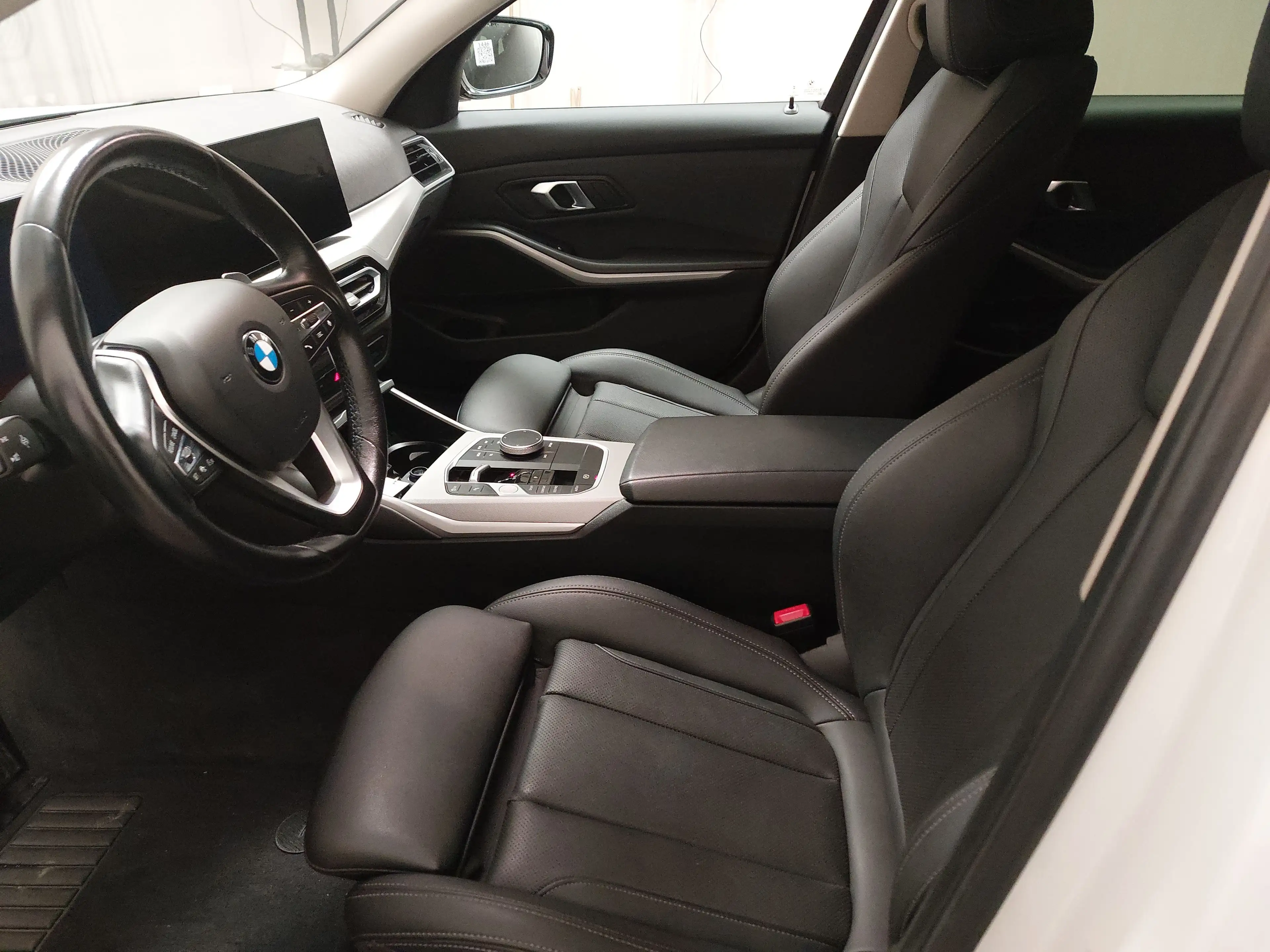 BMW 320 dA Touring Leder Navi LED Curved AHK PDC — photo 6