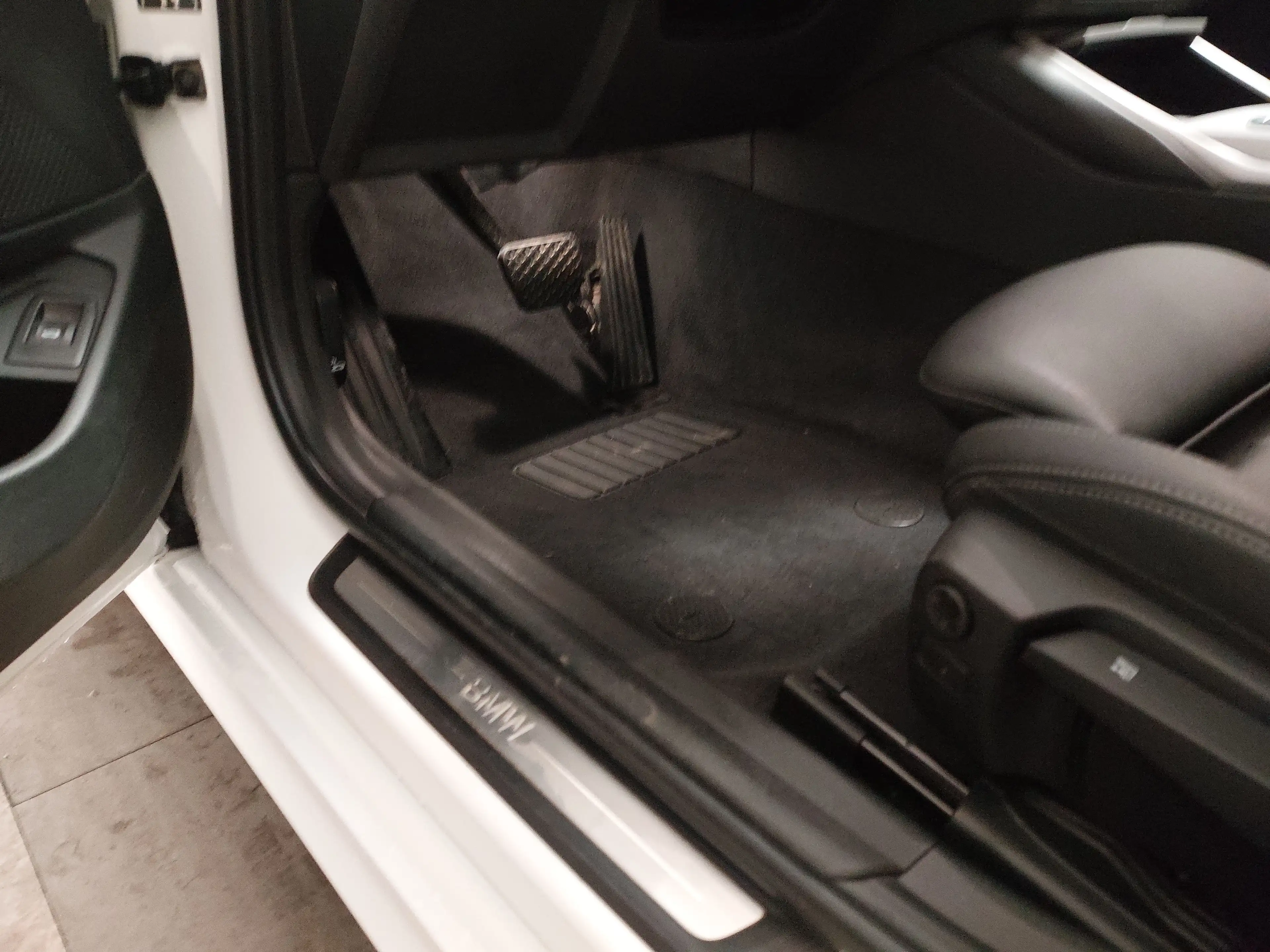 BMW 320 dA Touring Leder Navi LED Curved AHK PDC — photo 7