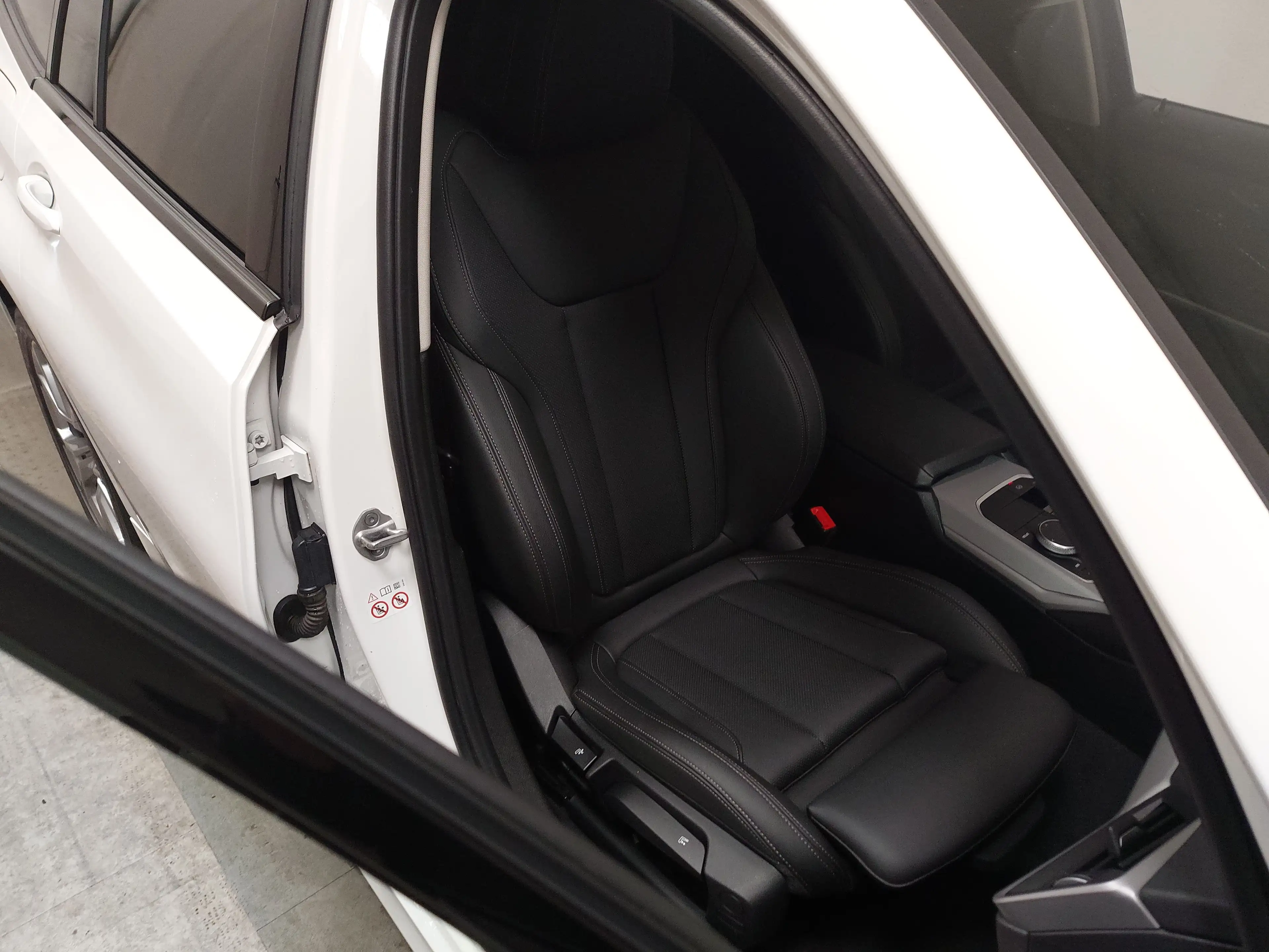 BMW 320 dA Touring Leder Navi LED Curved AHK PDC — photo 10