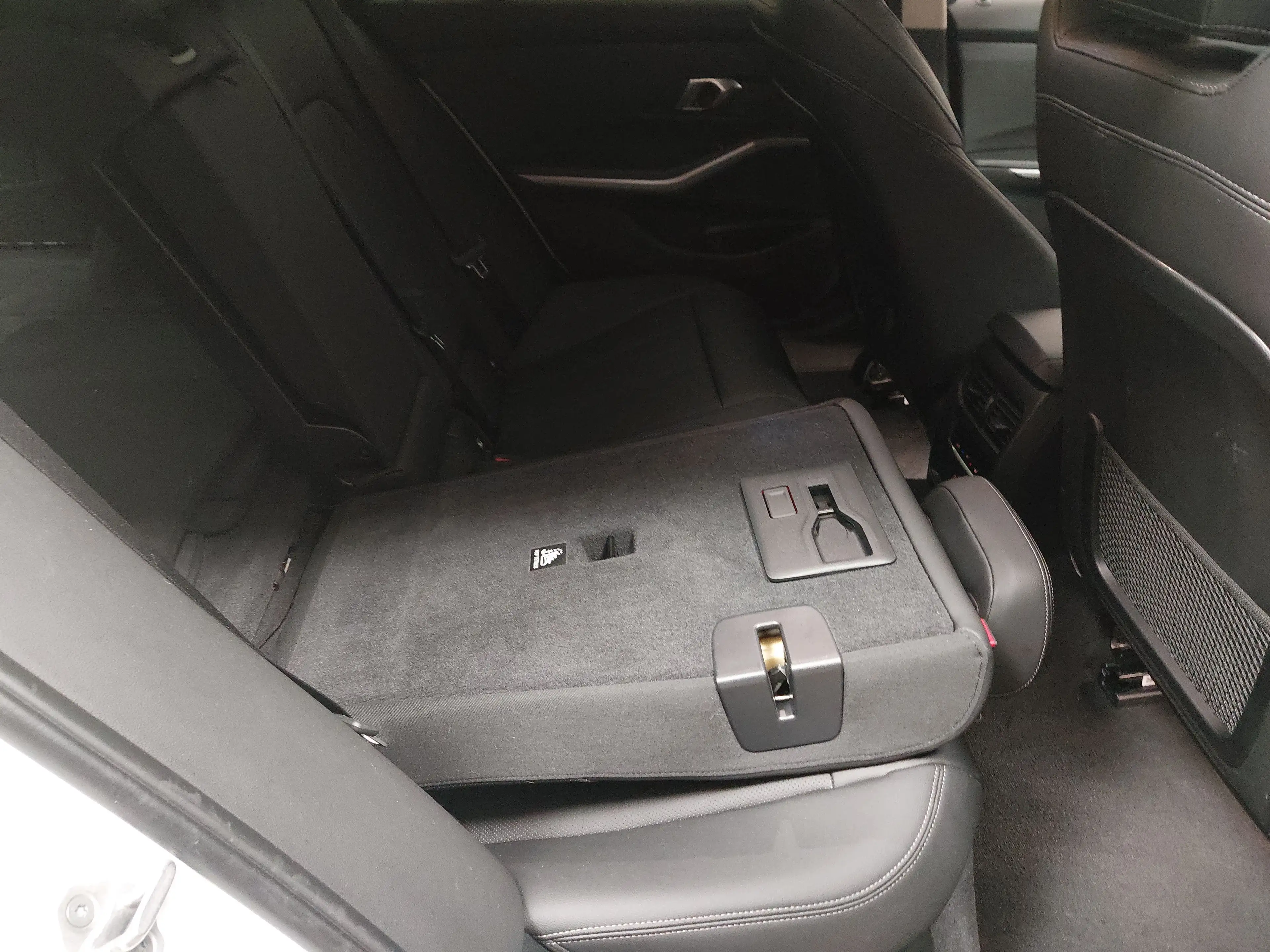 BMW 320 dA Touring Leder Navi LED Curved AHK PDC — photo 11