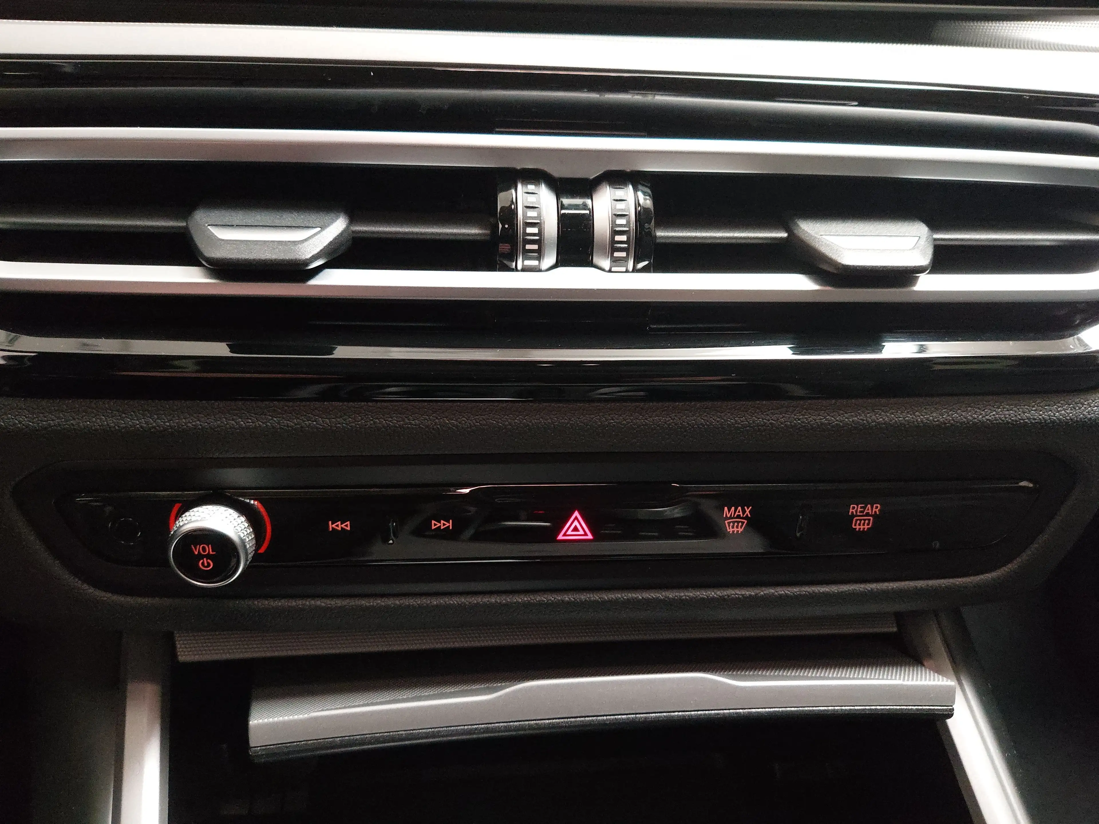 BMW 320 dA Touring Leder Navi LED Curved AHK PDC — photo 15