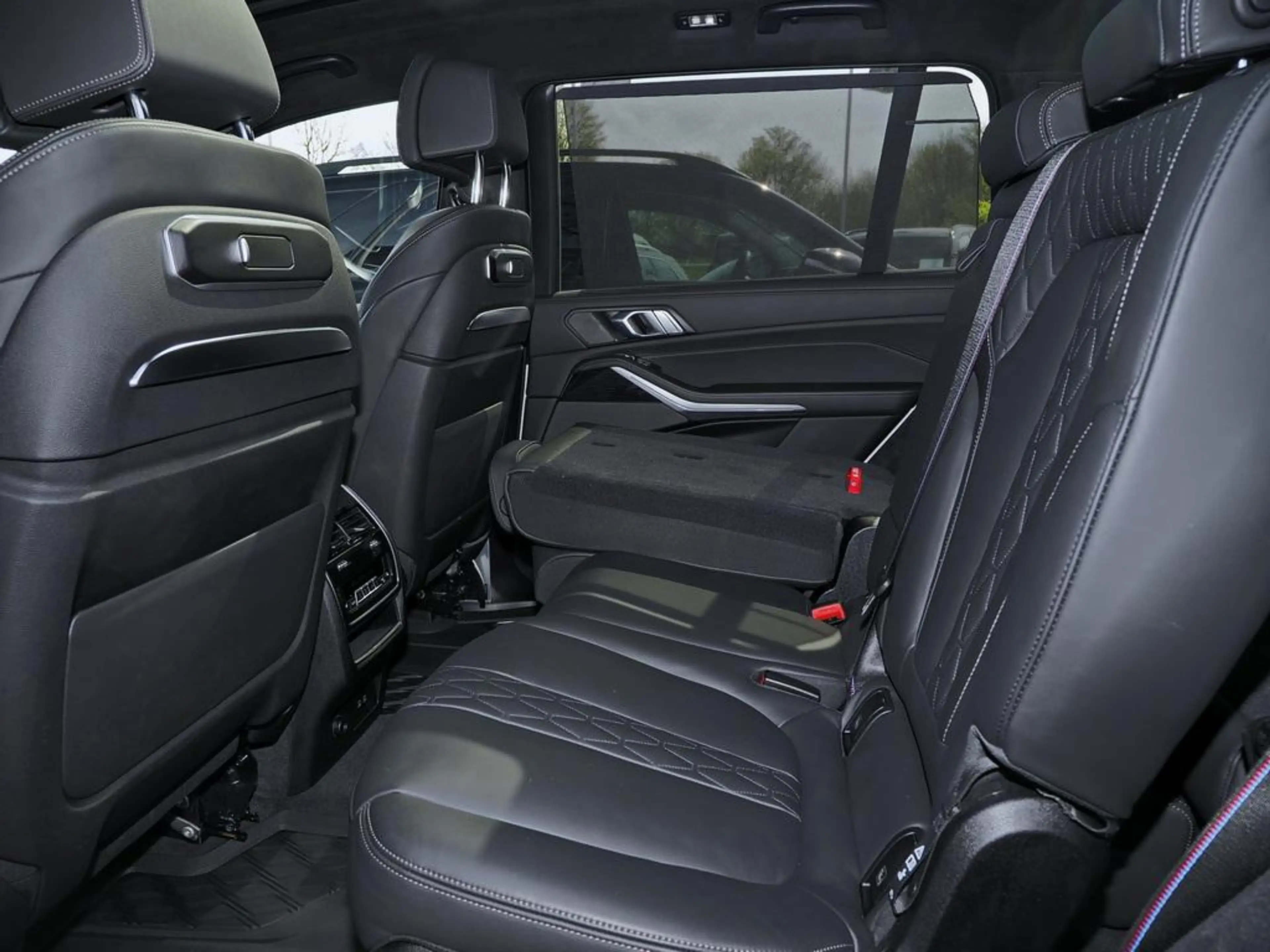BMW X7 xDRIVE 40 d M SPORT 7-SITZE PANO AHK KAMERA — photo 12