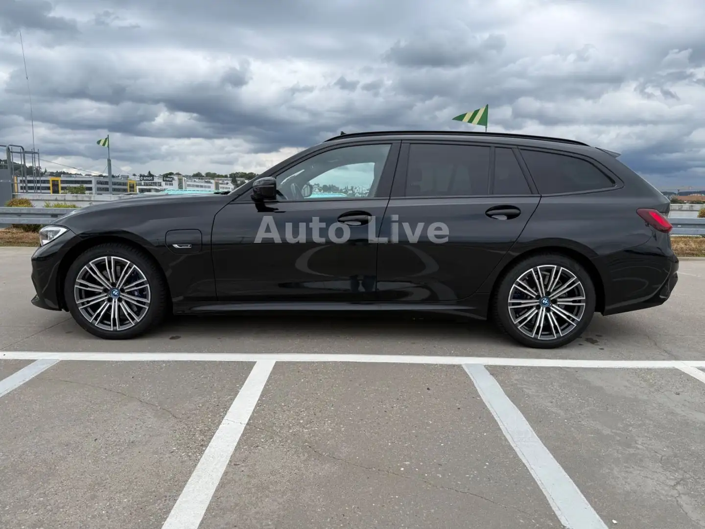 BMW 330 e Tou*SAG*M PAKET*NAVI*LASER*VIRT*HEAD-UP*AHK Schwarz - 2