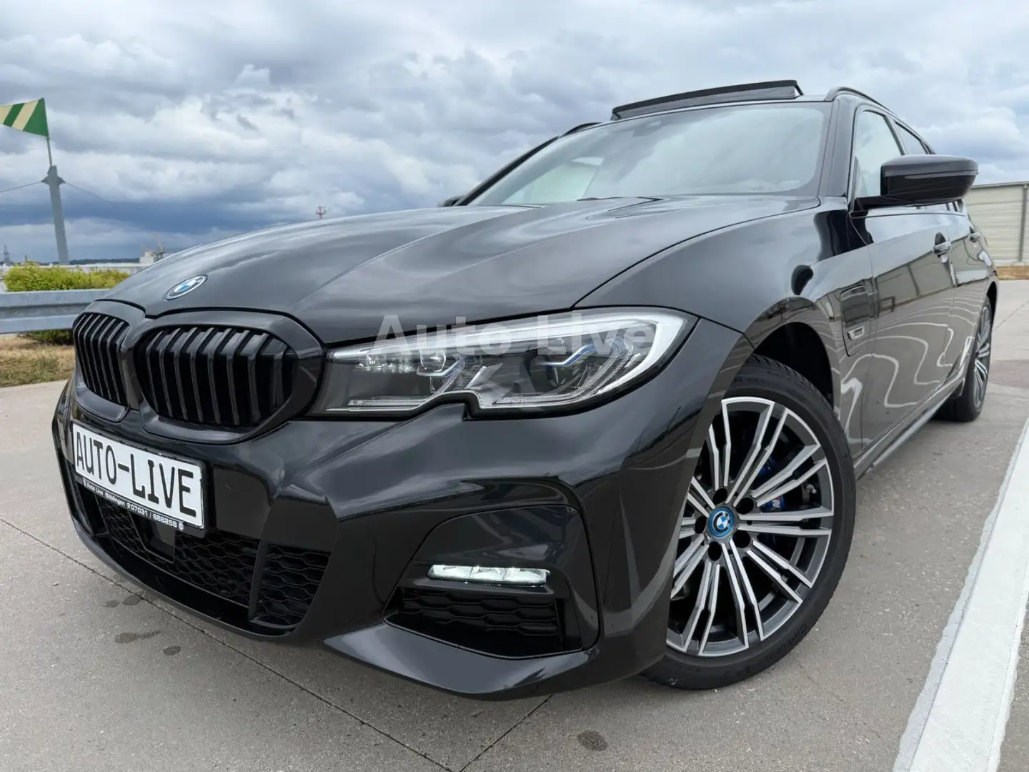 BMW 330 e Tou*SAG*M PAKET*NAVI*LASER*VIRT*HEAD-UP*AHK Schwarz - 1