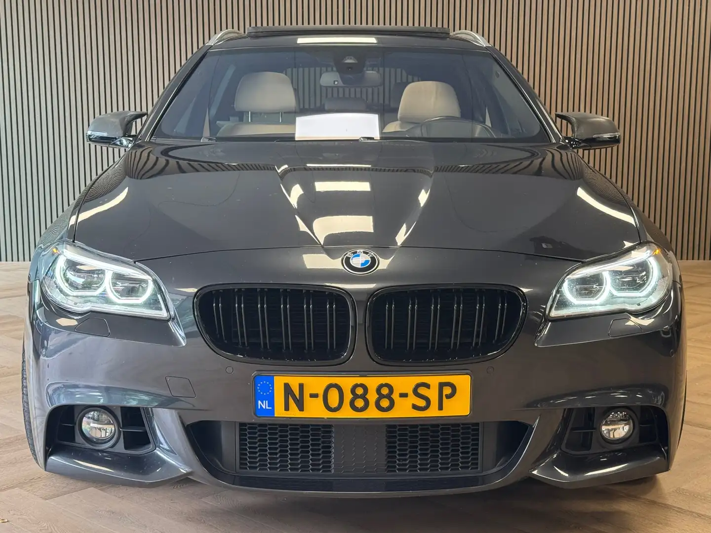 BMW 535 5-serie Touring 535xi High Executive LUCHTVERING A Grau - 2