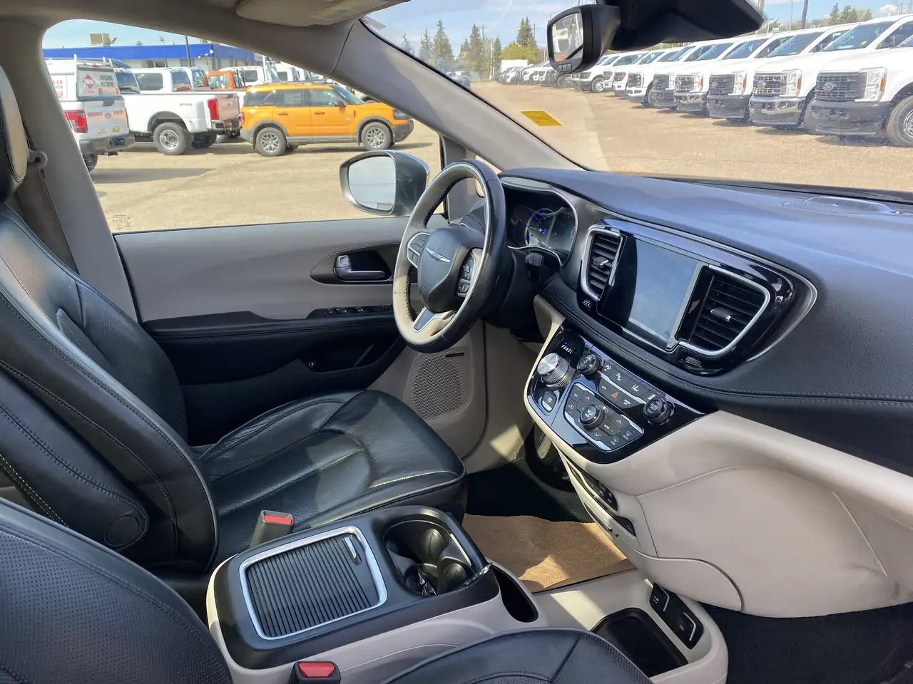 Chrysler Pacifica снимка Chrysler Pacifica