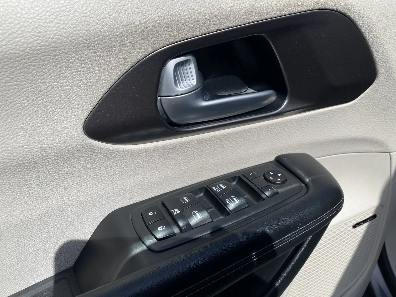 Chrysler Pacifica снимка Chrysler Pacifica