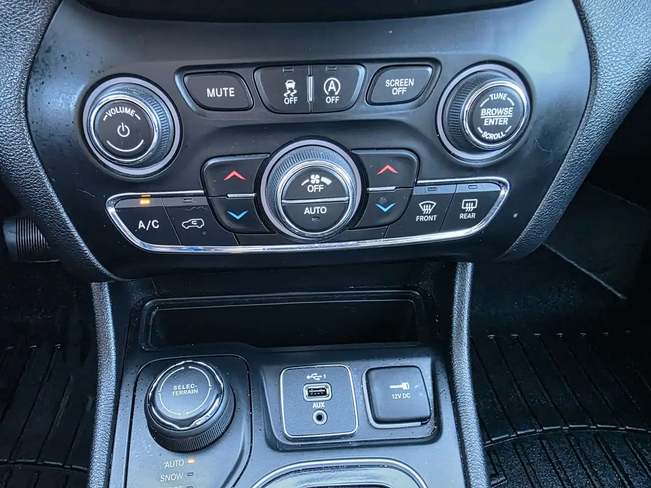 Jeep Cherokee снимка Jeep Cherokee