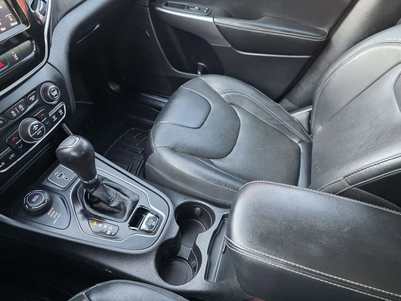 Jeep Cherokee снимка Jeep Cherokee