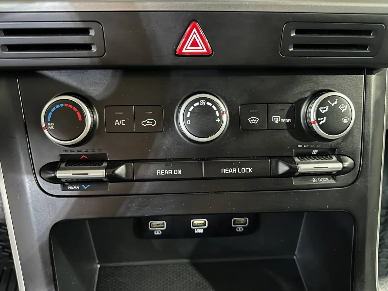 Kia Carnival photo Kia Carnival