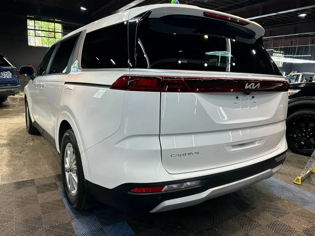 Kia Carnival photo Kia Carnival