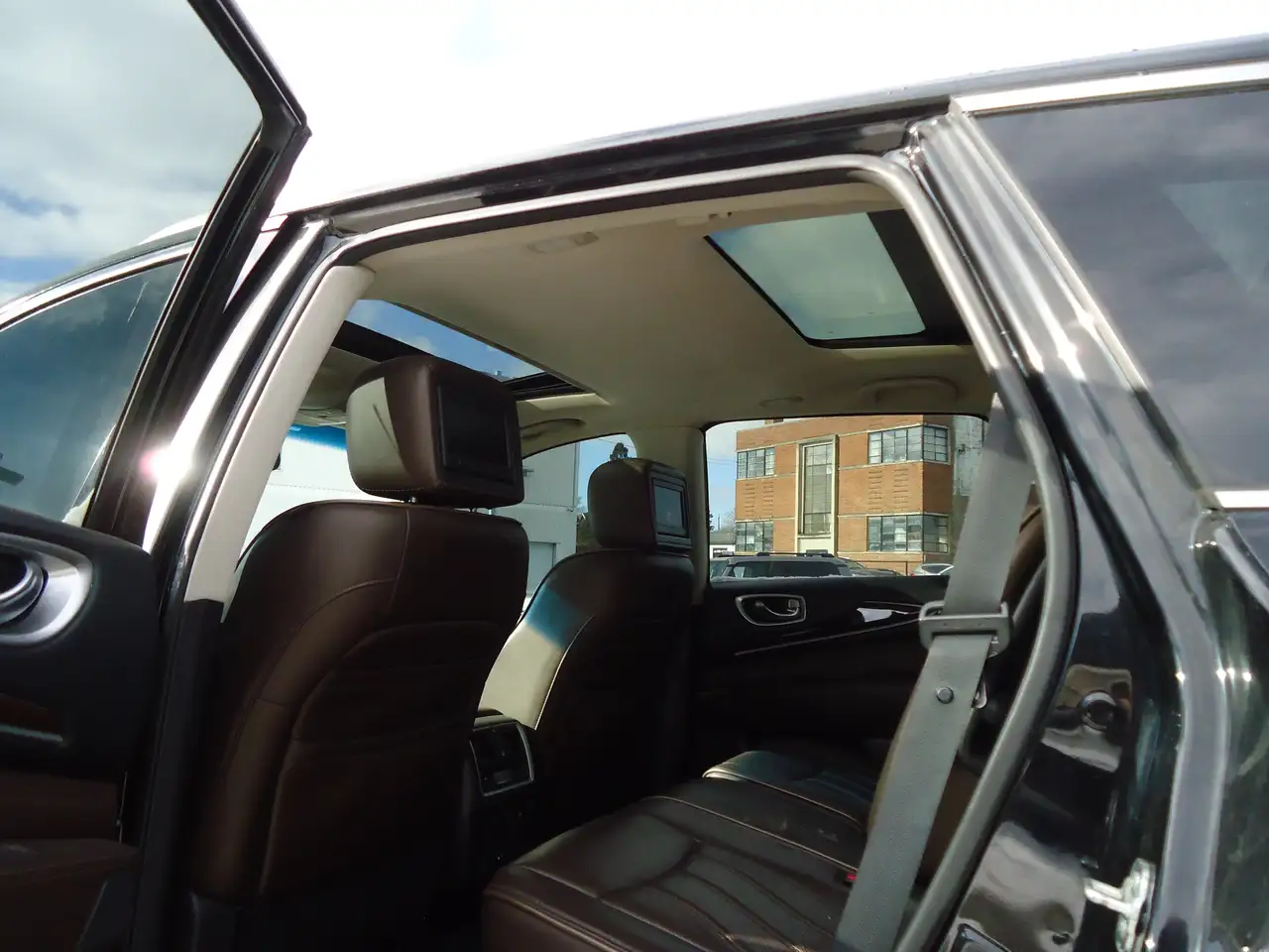 Infiniti JX35 снимка Infiniti JX35
