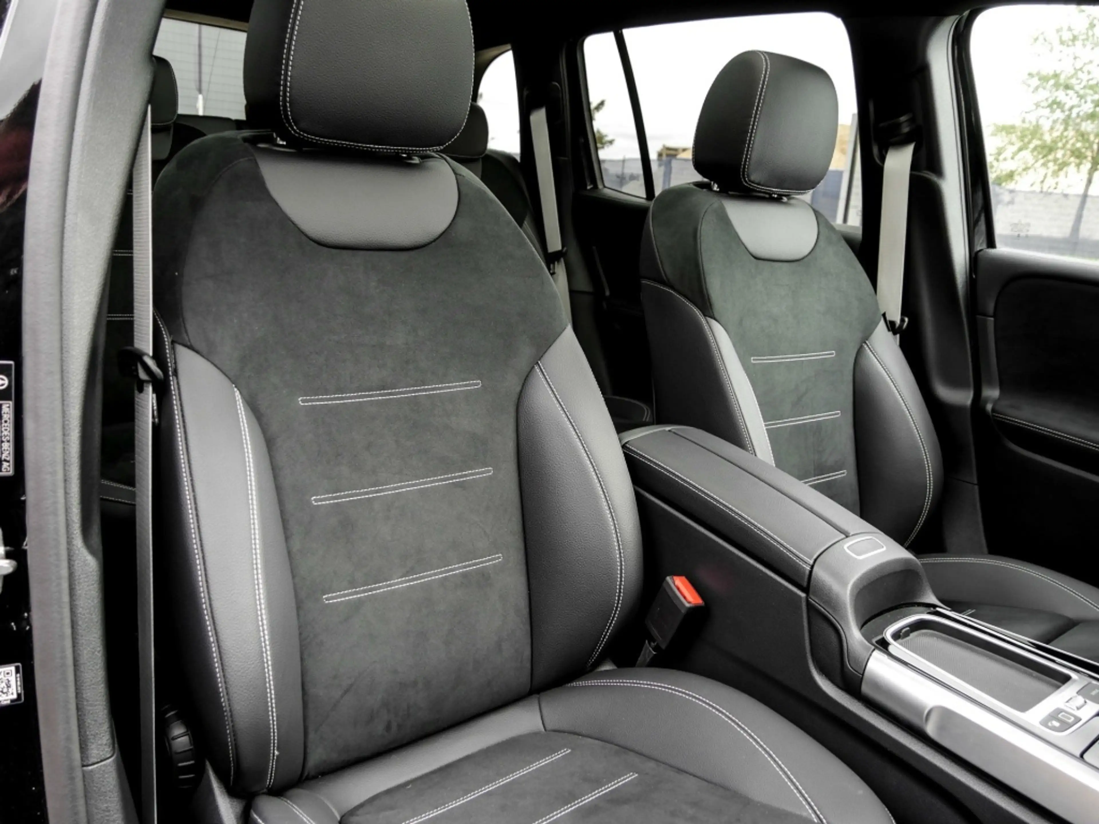 Mercedes-Benz GLB 220 d 4M AMG-Sport/Pano/Technik/7.Sitze/AHK — photo 7