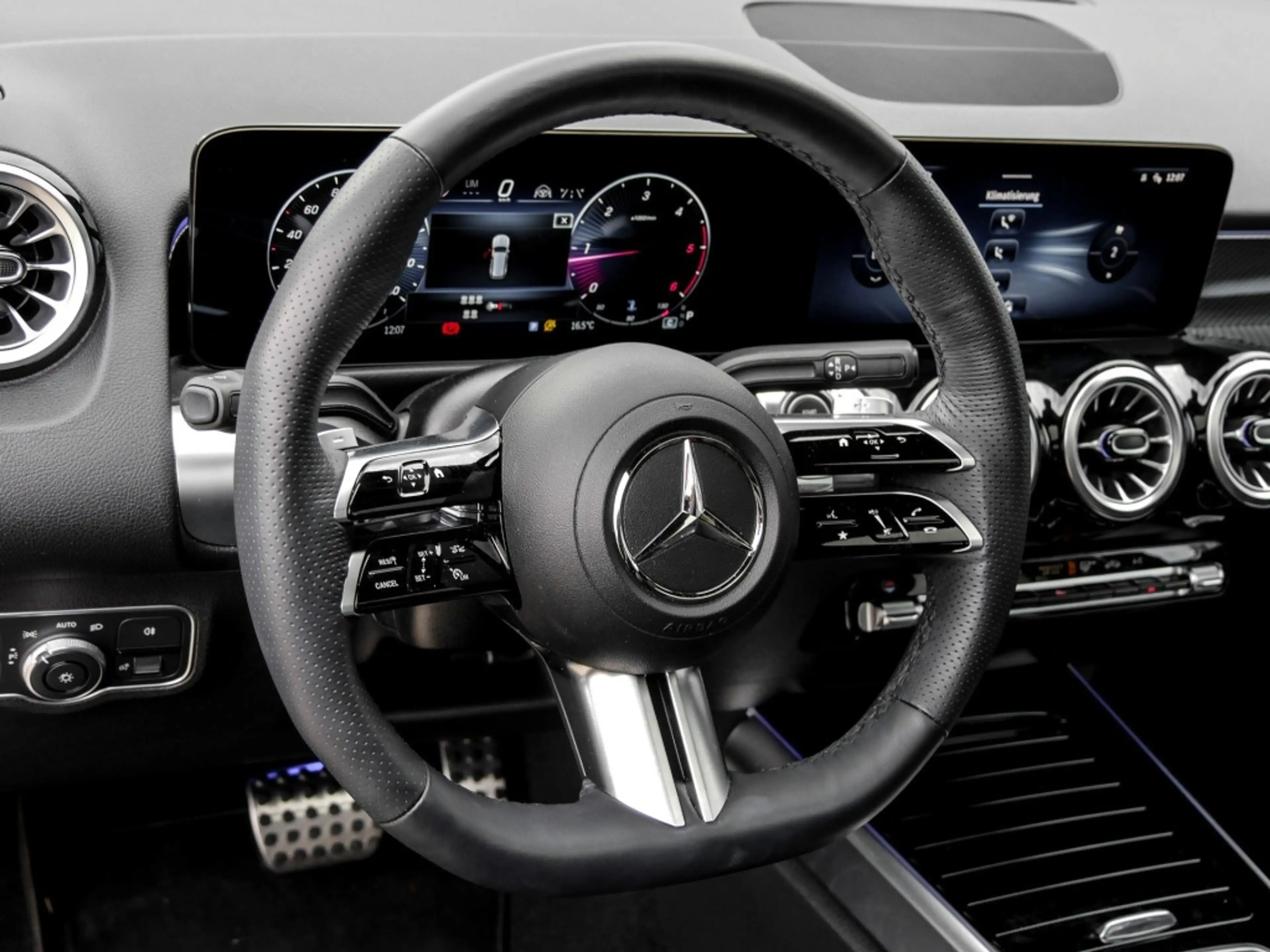 Mercedes-Benz GLB 220 d 4M AMG-Sport/Pano/Technik/7.Sitze/AHK — photo 11