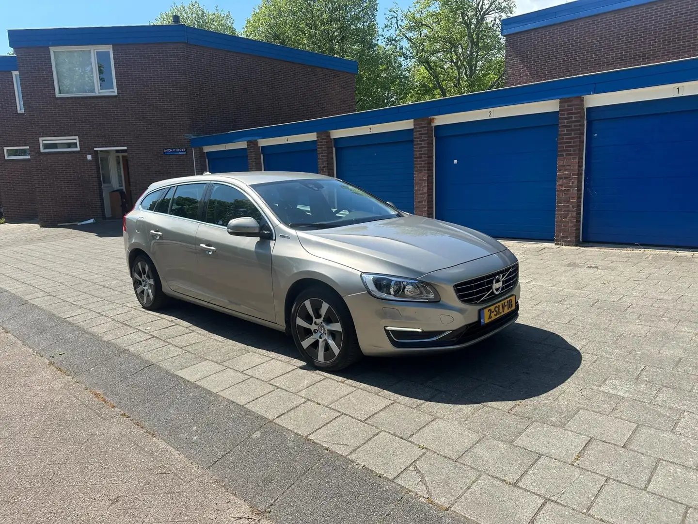 Volvo V60 2.4 D6 AWD Plug-In Hybrid Summum Leder Gris - 1