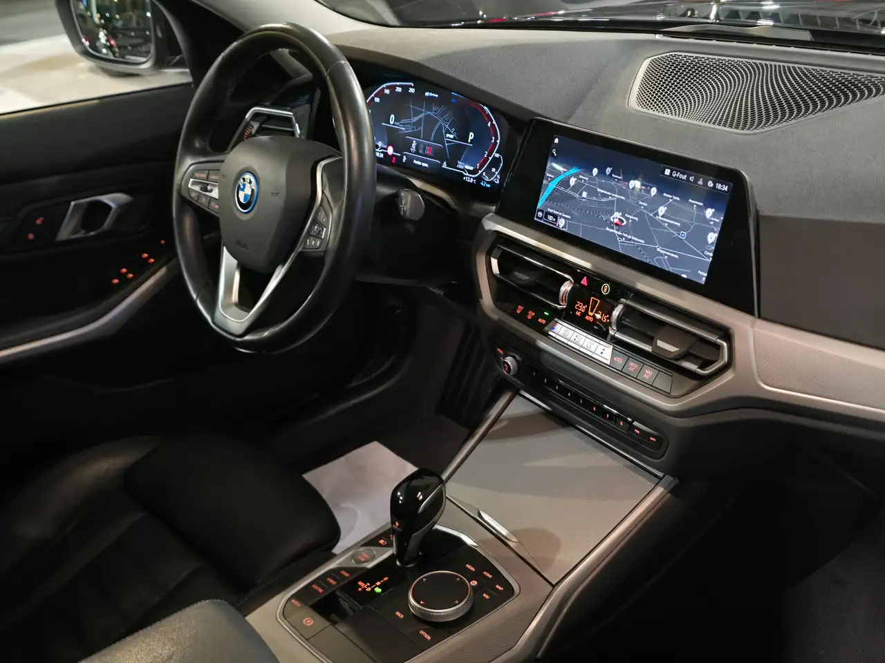 BMW 320 Hybride 320e PHEV/ Led lichts/ 33gCo /Leder /Dab, миниатюра 12