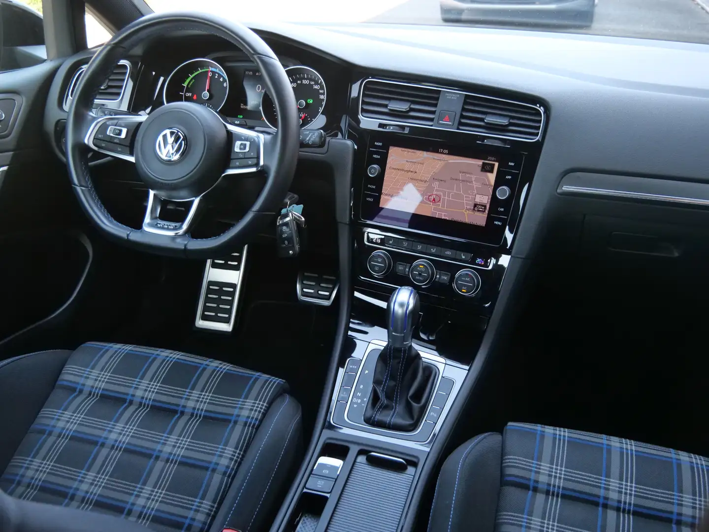 Volkswagen Golf GTE 1.4 TSI 205pk PHEV Automaat Navigatie / Adaptive c Zwart - 2