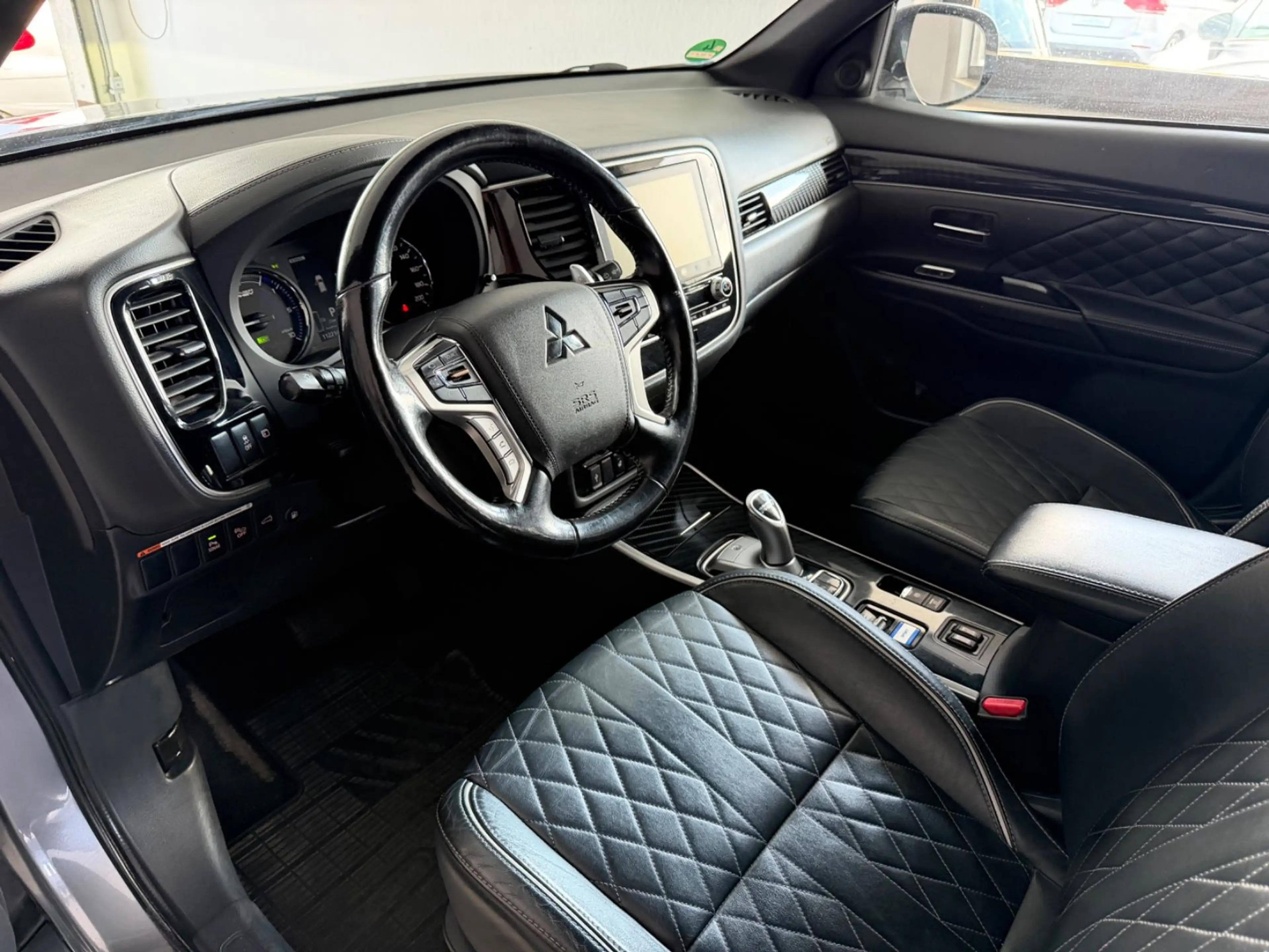 Mitsubishi Outlander E PHEV 4WD Leder Kamera LED — photo 3