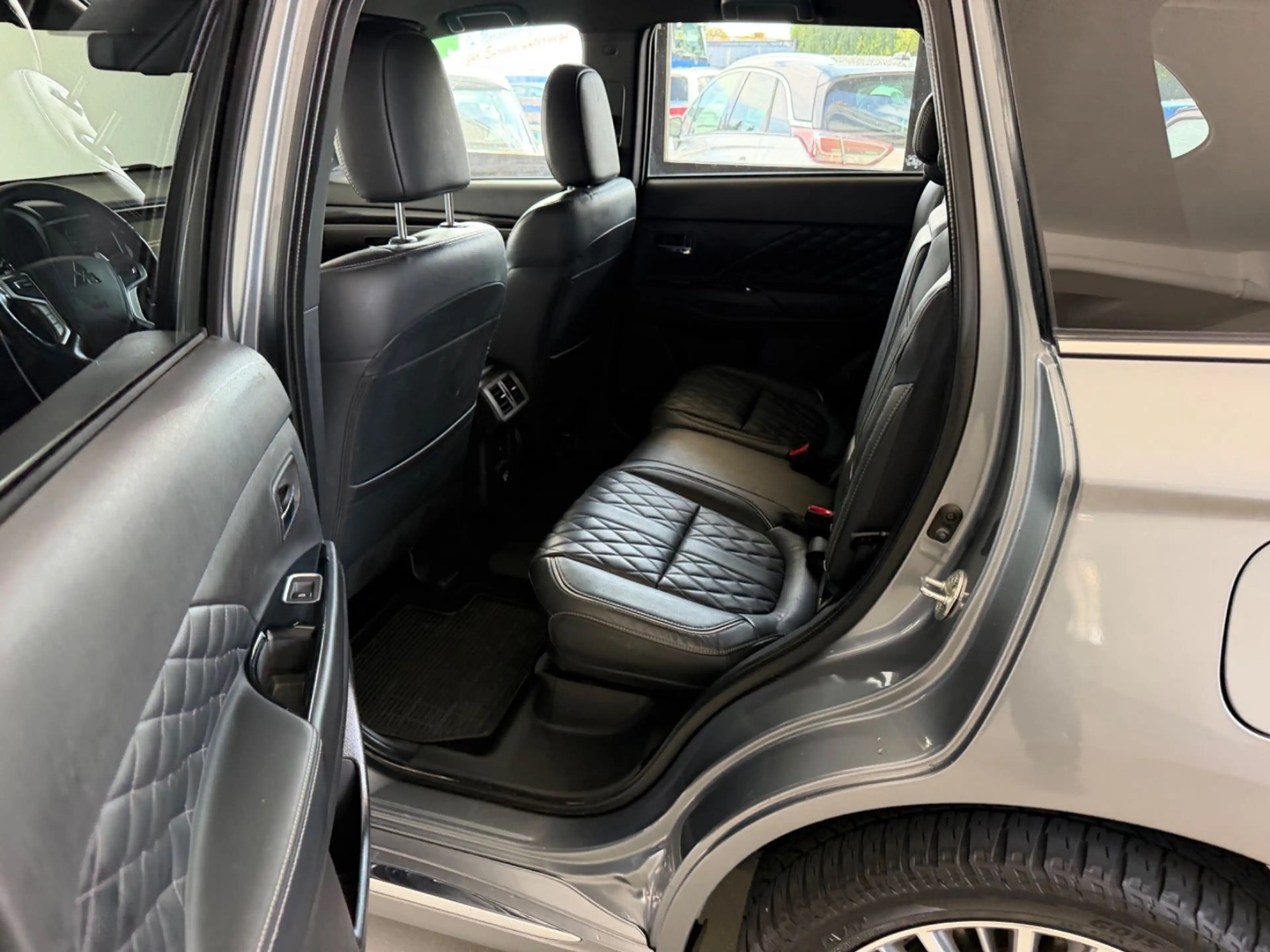 Mitsubishi Outlander E PHEV 4WD Leder Kamera LED — photo 8