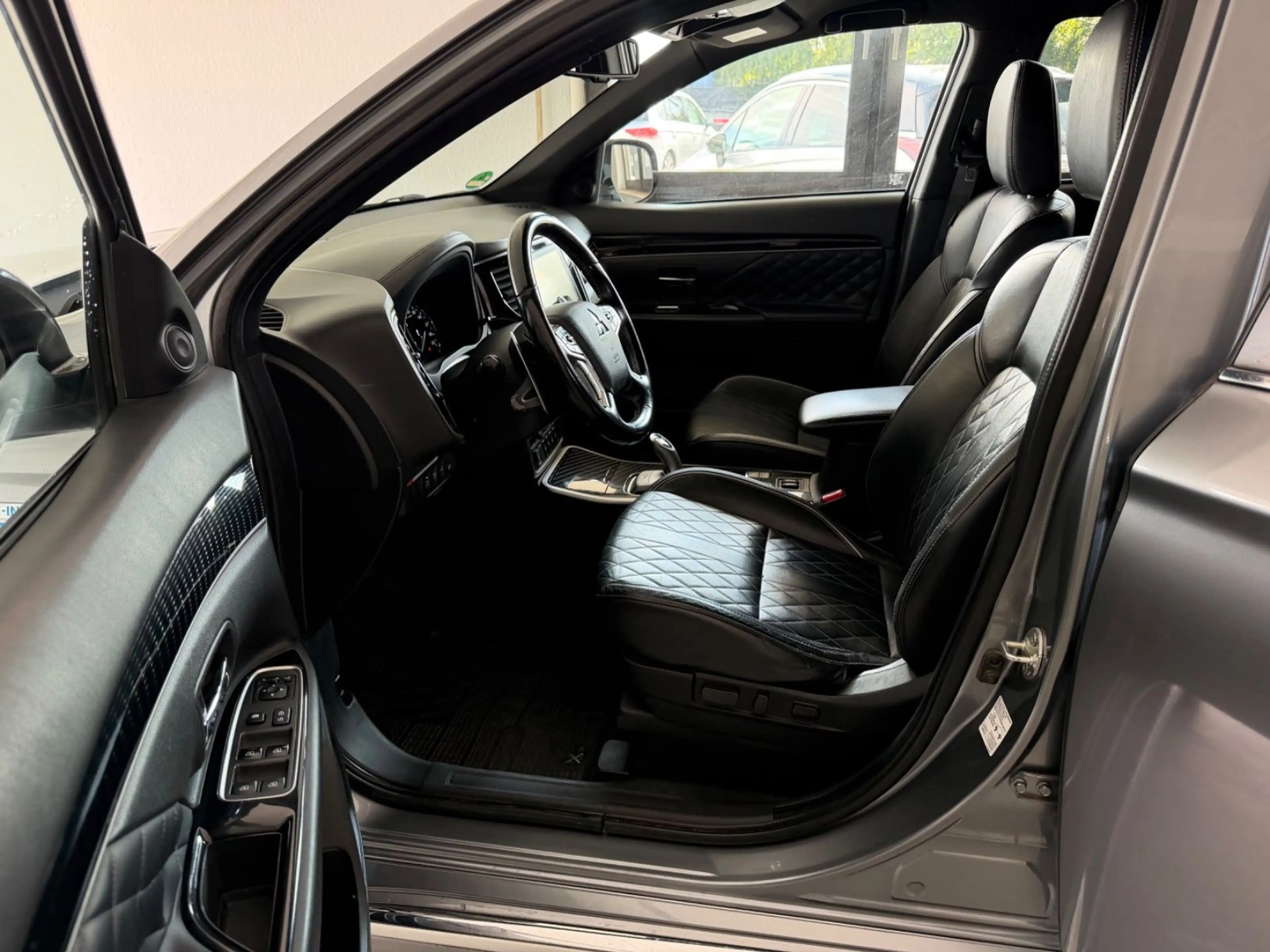 Mitsubishi Outlander E PHEV 4WD Leder Kamera LED — photo 7