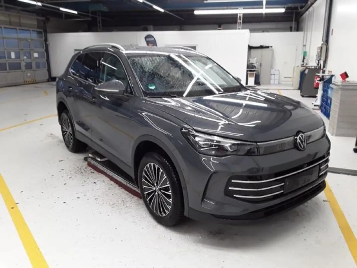 Volkswagen Tiguan 1.5 TSI DSG ELEGANCE* *AHK*HEAD-UP*PANO** Grau - 2