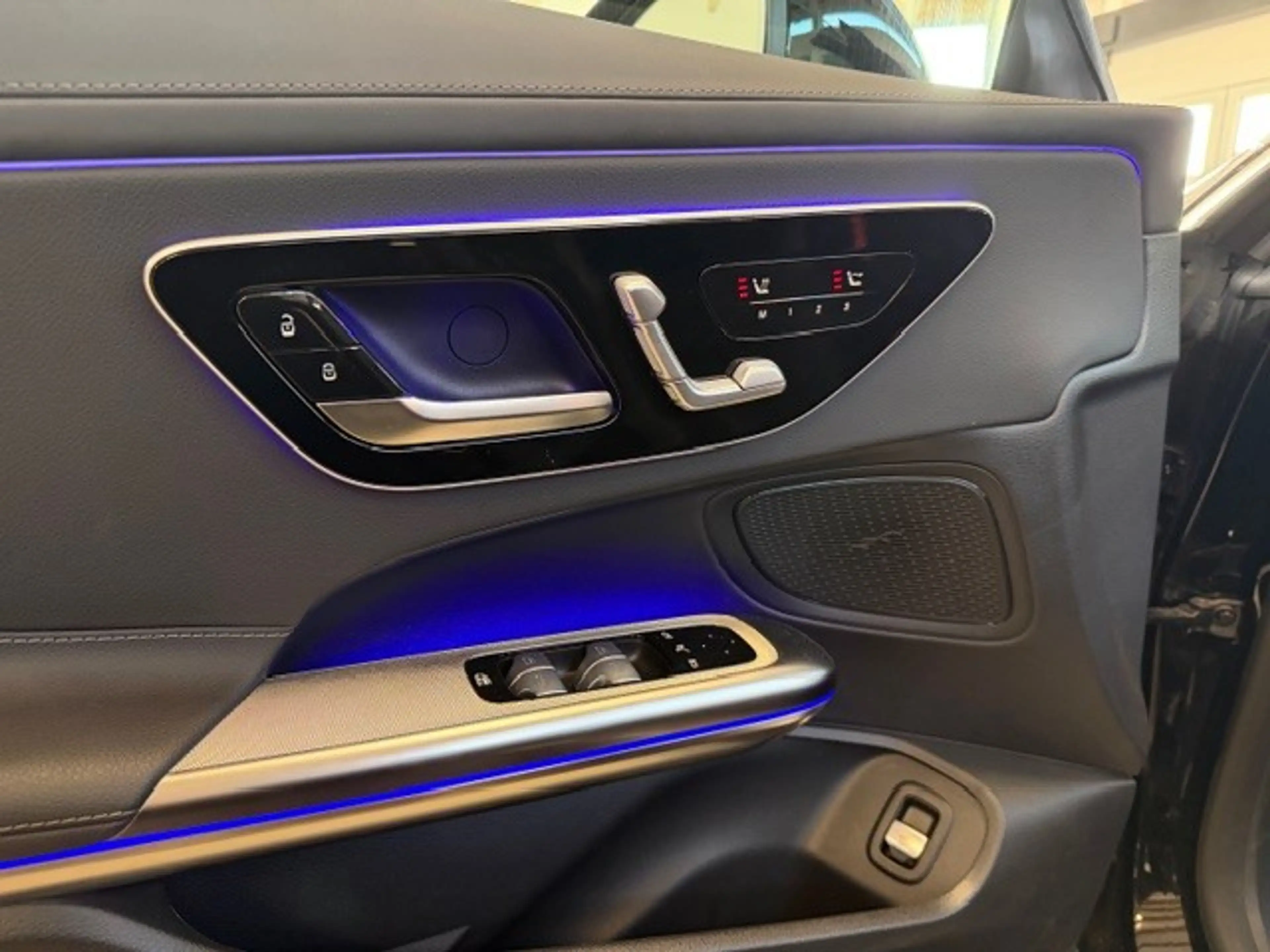 Mercedes-Benz CLE 220 d Cabrio+AMG+Night+AHK+DISTRONIC+360 Grad-Kameras+ — photo 13