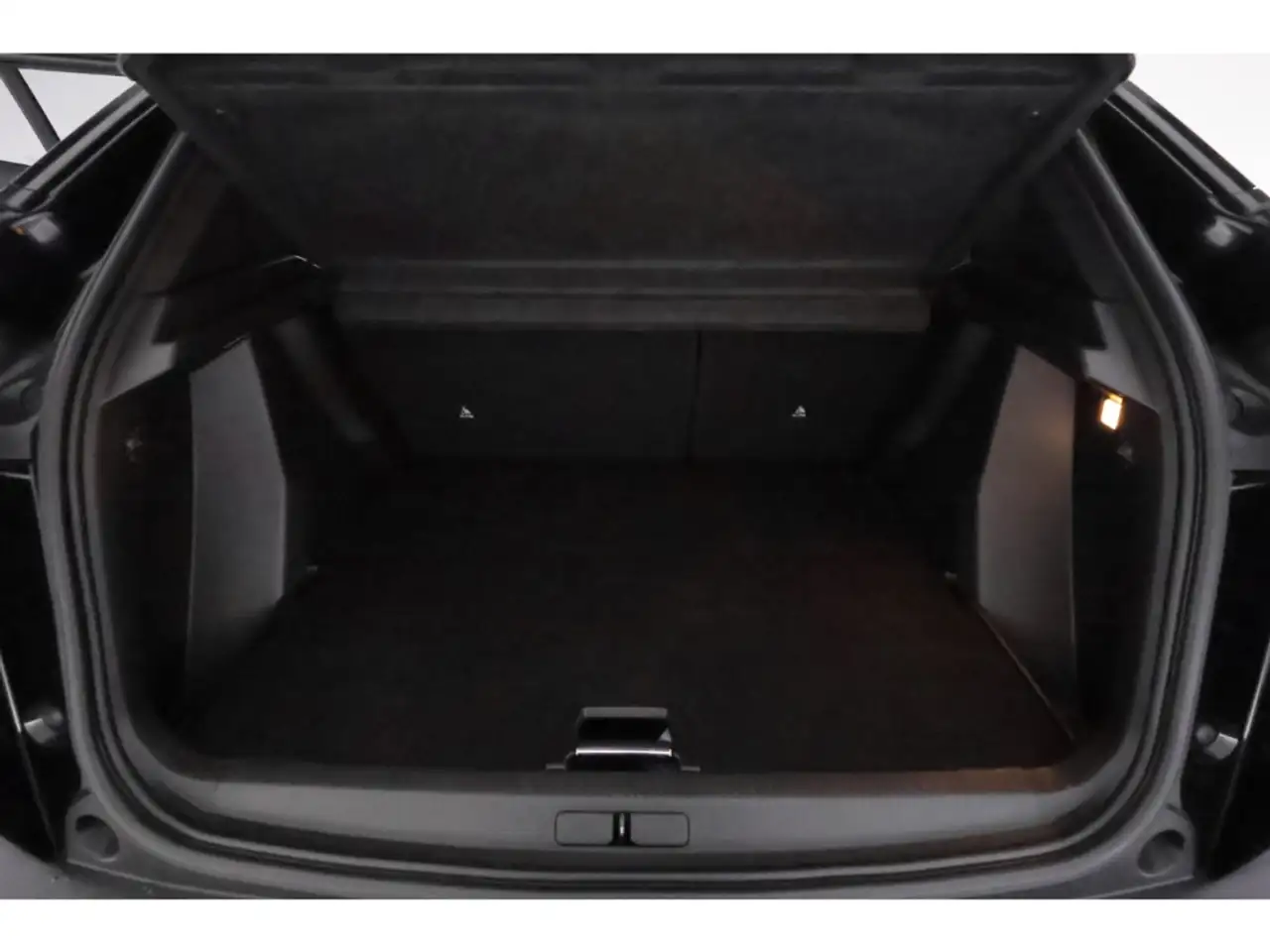 Peugeot 2008 1.2PureTech 100 Allure+LED+CARPLAY+PDC+SHZ 19