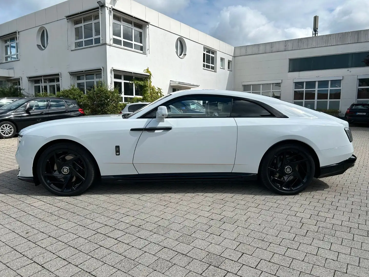 Rolls-Royce Spectre Black Badge Weiß - 2