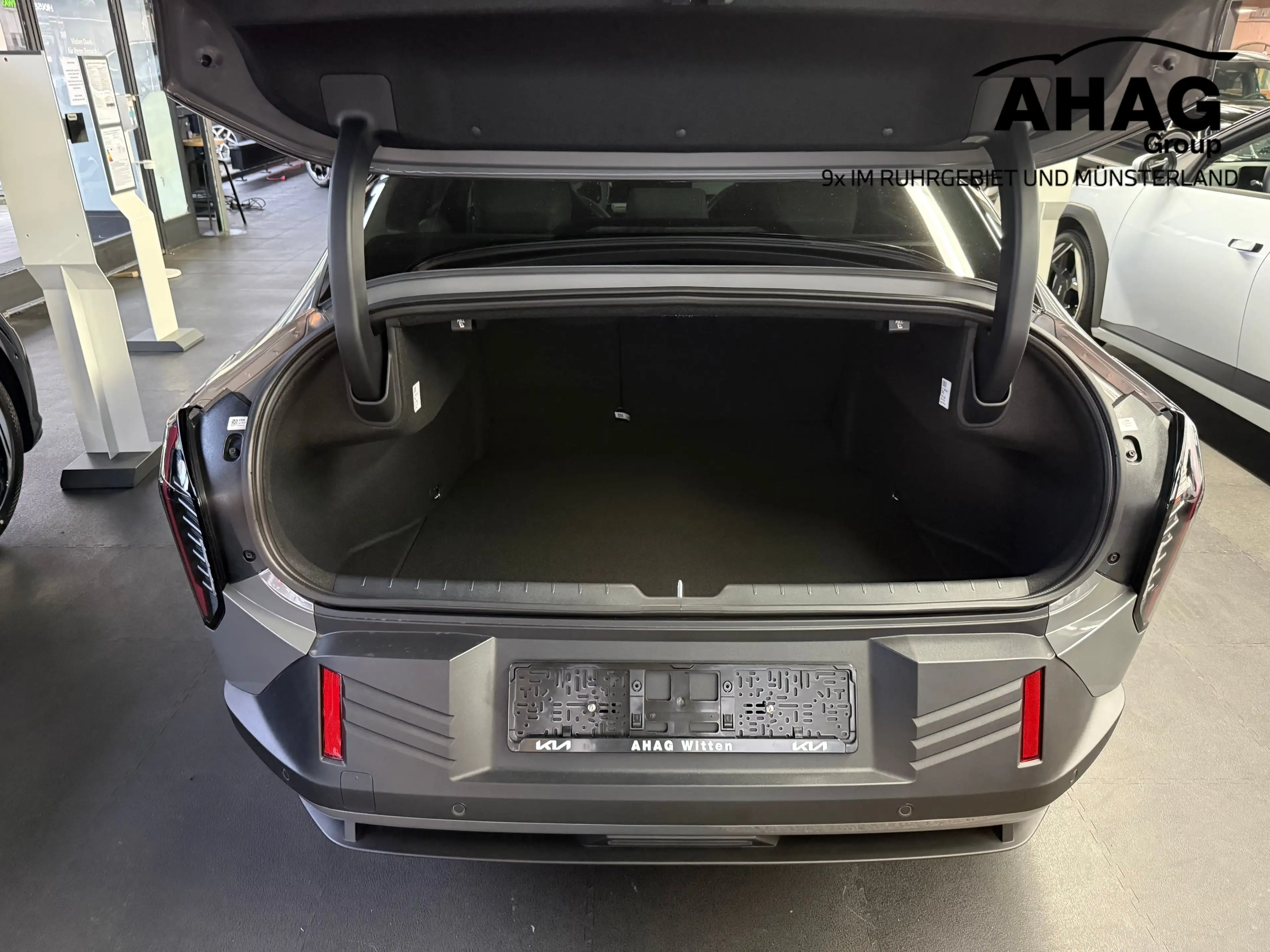 Kia EV4 Fastback 150 kW Earth — photo 6