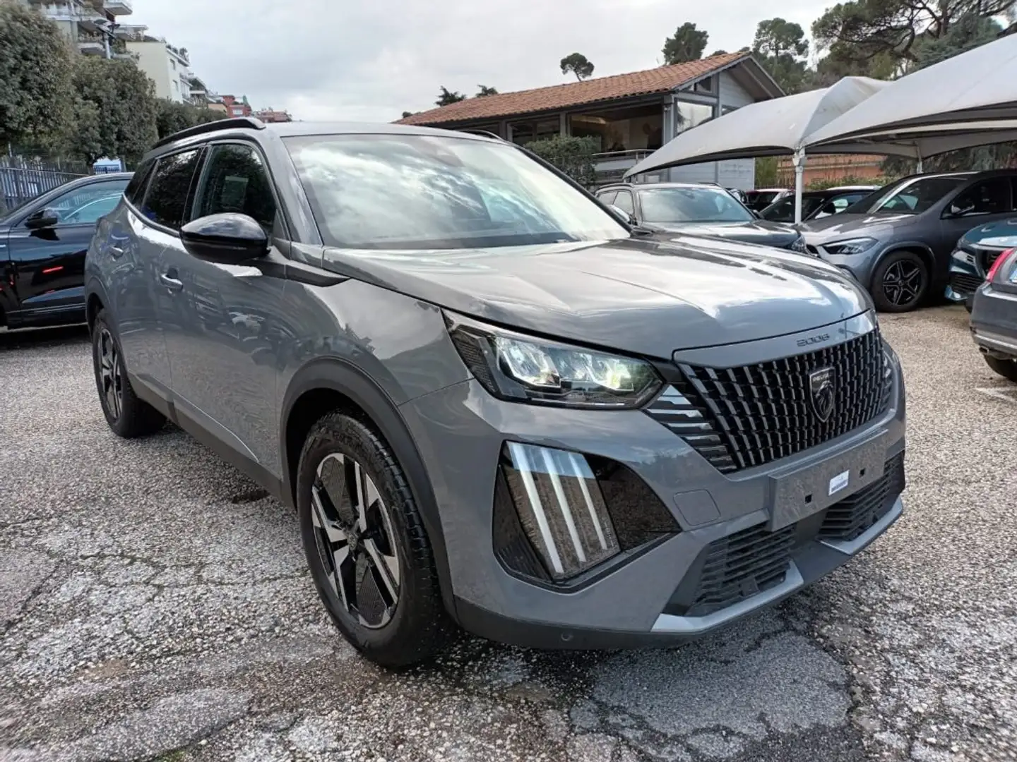 Peugeot 2008 1200 PURETECH ALLURE 130CV EAT8 CARPLAY NAV CAM Grau - 1