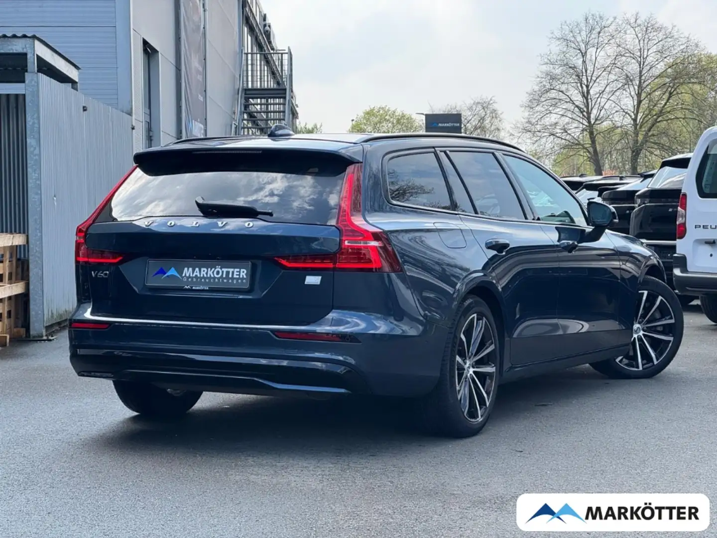 Volvo V60 T8 Recharge AWD Ultimate Dark 360CAM/AHK/ACC Blau - 2